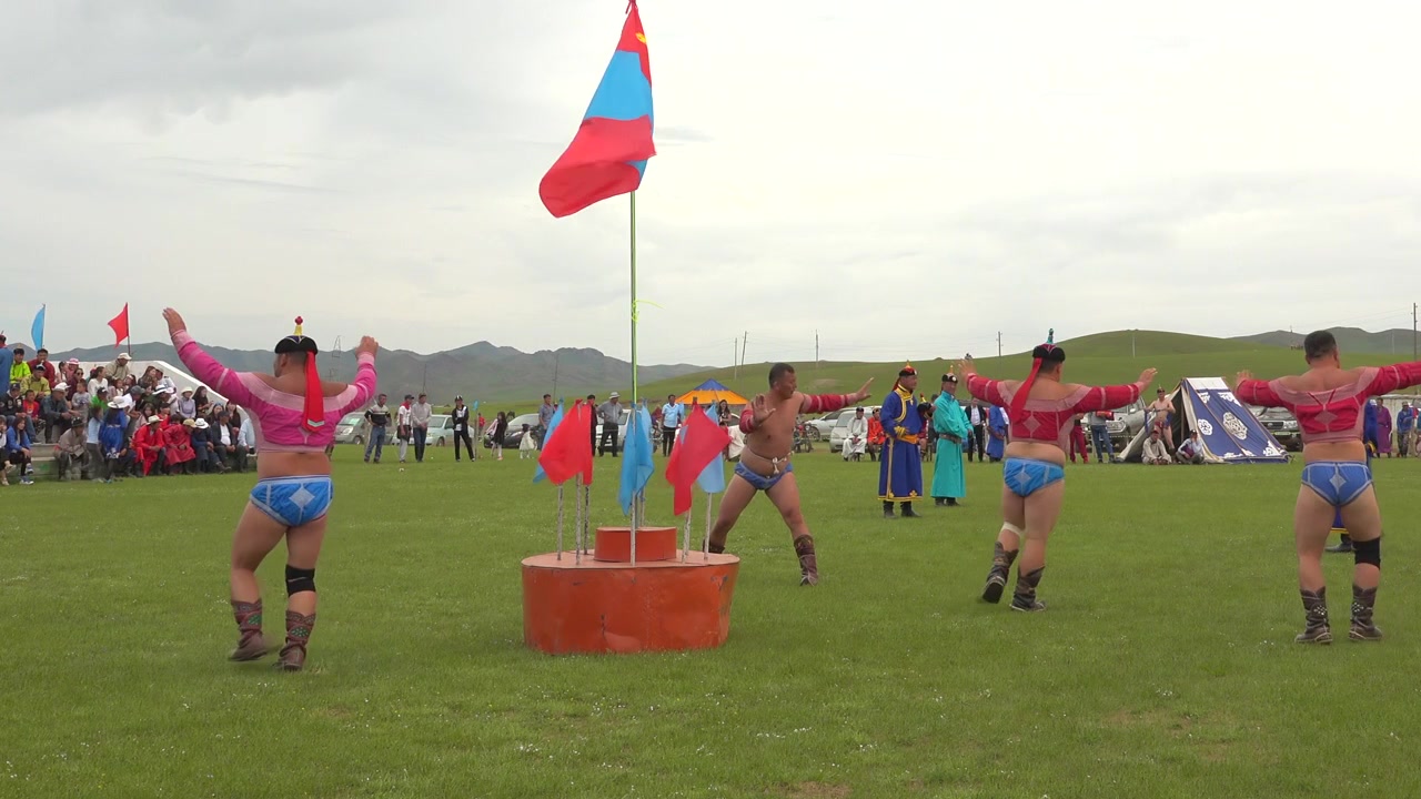 Mongolske brytere utfører tradisjonell dans på Naadam-festivalen.
