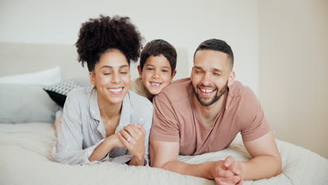 Sonrisa,-Cara-Y-Padres-Con-Un-Niño-En-La-Cama