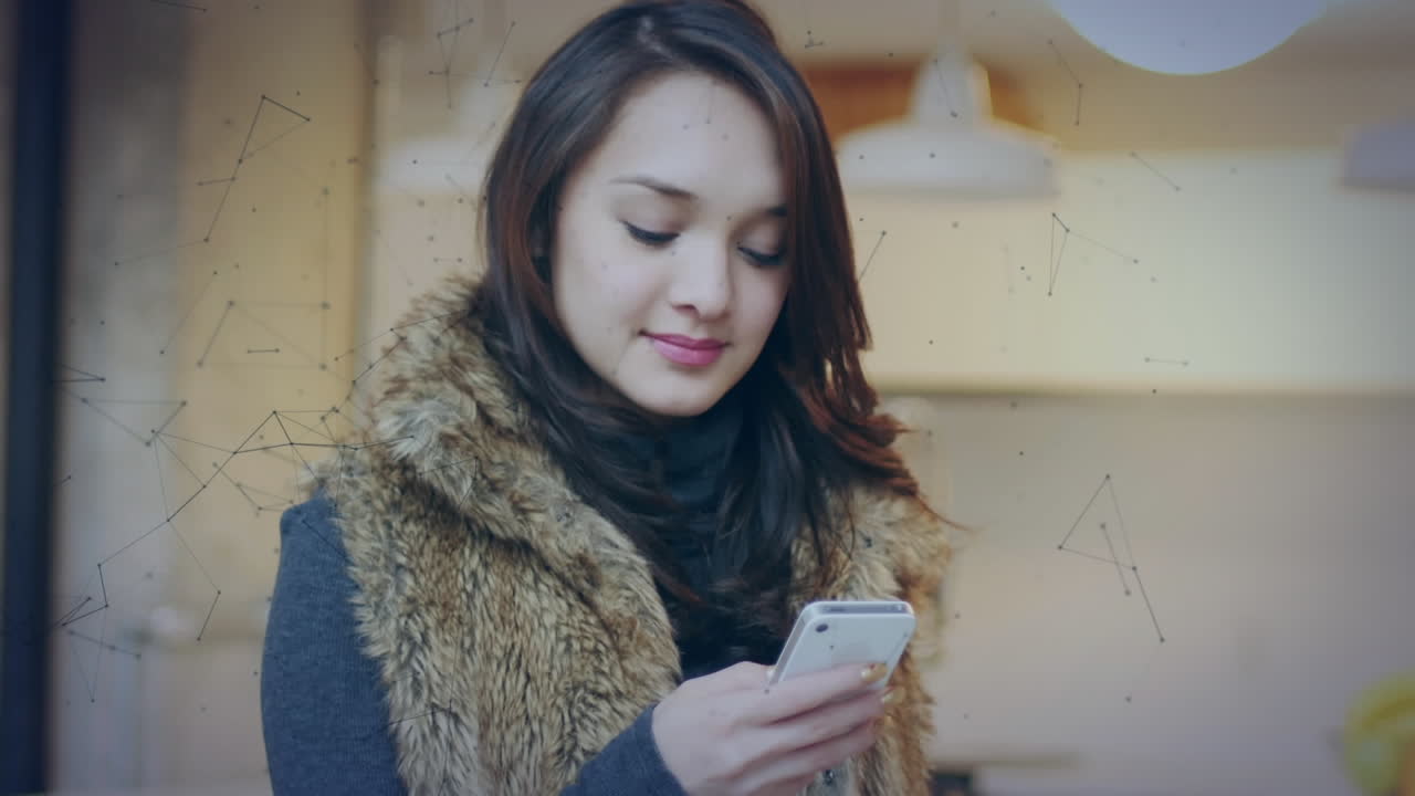 Animazione di strutture multiple in movimento su una donna che usa lo smartphone