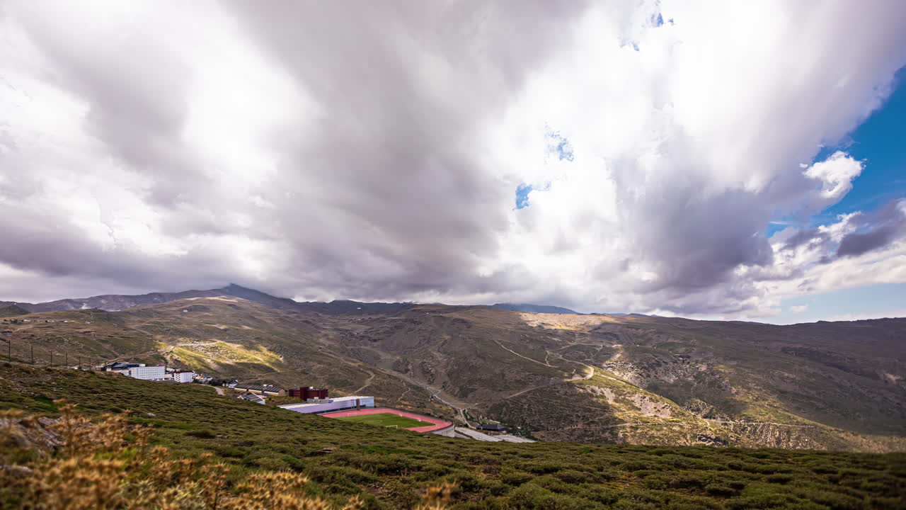 el lapso de tiempo de las nubes sobre el parque nacional de sierra nevada, españa