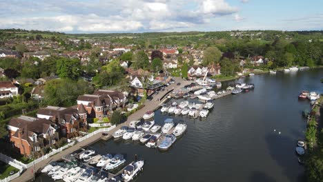 Themse-Riverside-Bourne-End,-Buckinghamshire-Luftaufnahmen