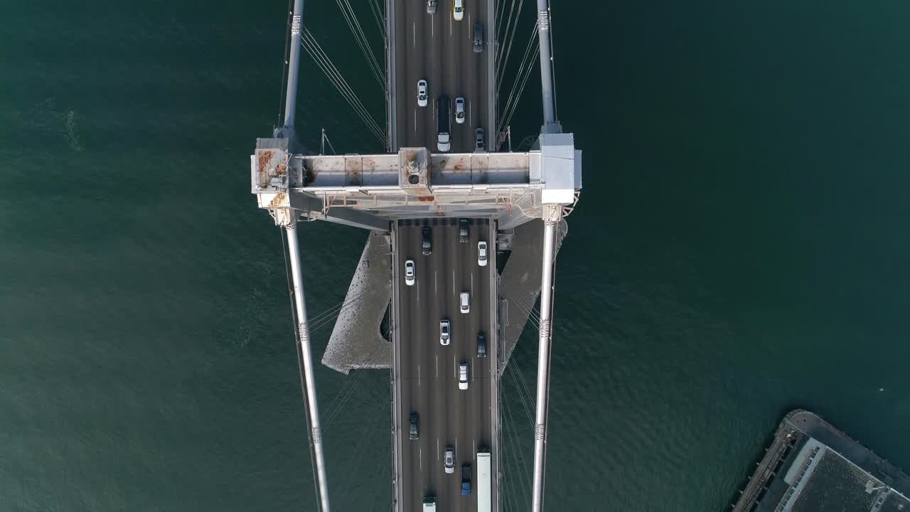 도시를 배경으로 샌프란시스코-오클랜드 베이 브릿지에서 이동하는 차량의 공중 촬영