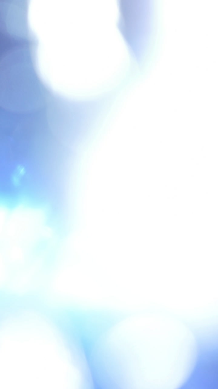 Reflexo de luz azul abstrato desvanecendo-se para o preto.
