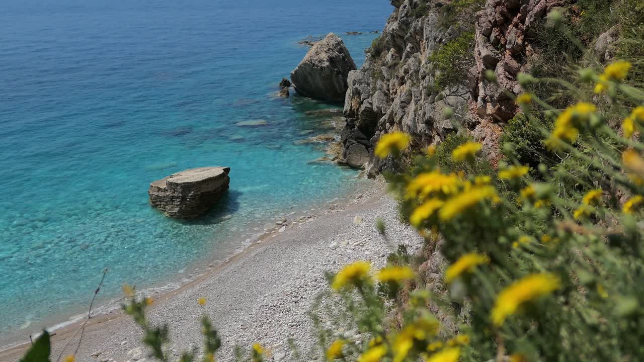 Piccola spiaggia paradisiaca nascosta ai piedi di una scogliera, Europa meridionale.