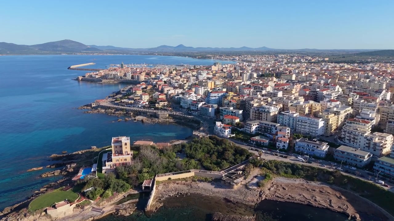 Alghero By på Sardinien - Luftfoto/Oversigtsbillede på en solrig morgen