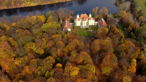 Luftaufnahme-Des-Wunderschönen-Palastes-In-Schweden