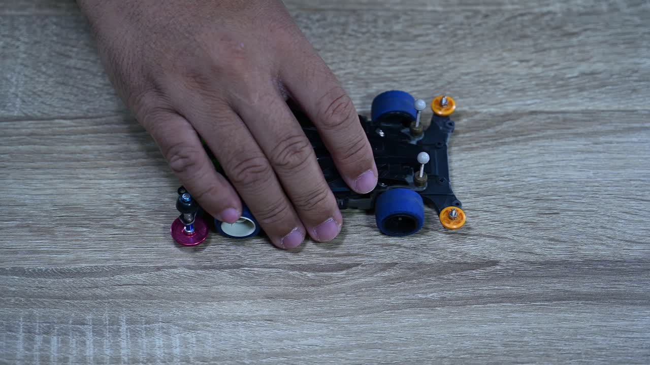 mini 4x4 negro siendo levantado y dejado caer para la prueba, tamiya mini 4x4