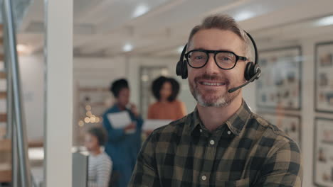 hombre feliz, centro de llamadas o cara de gerente