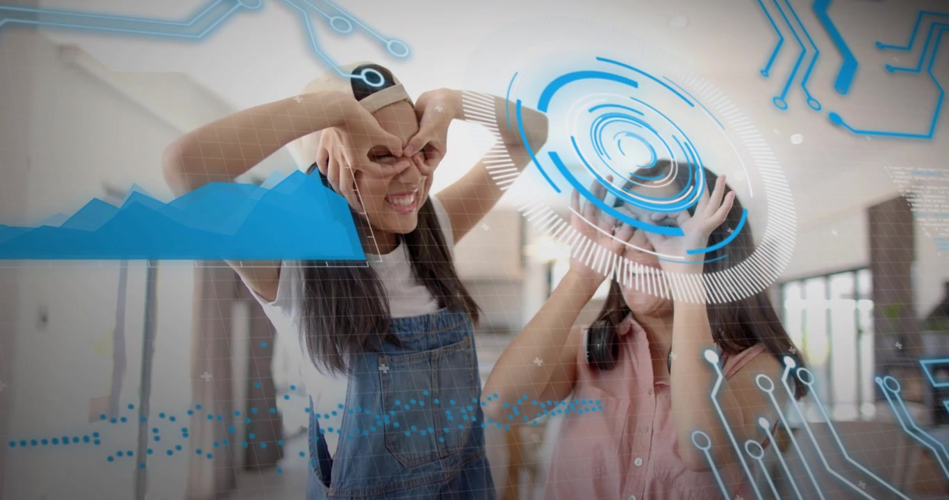 Adolescente levantando los brazos para enmarcar sus ojos mientras su hermana la imita explorando anillos y formas de onda en una demostración tecnológica.