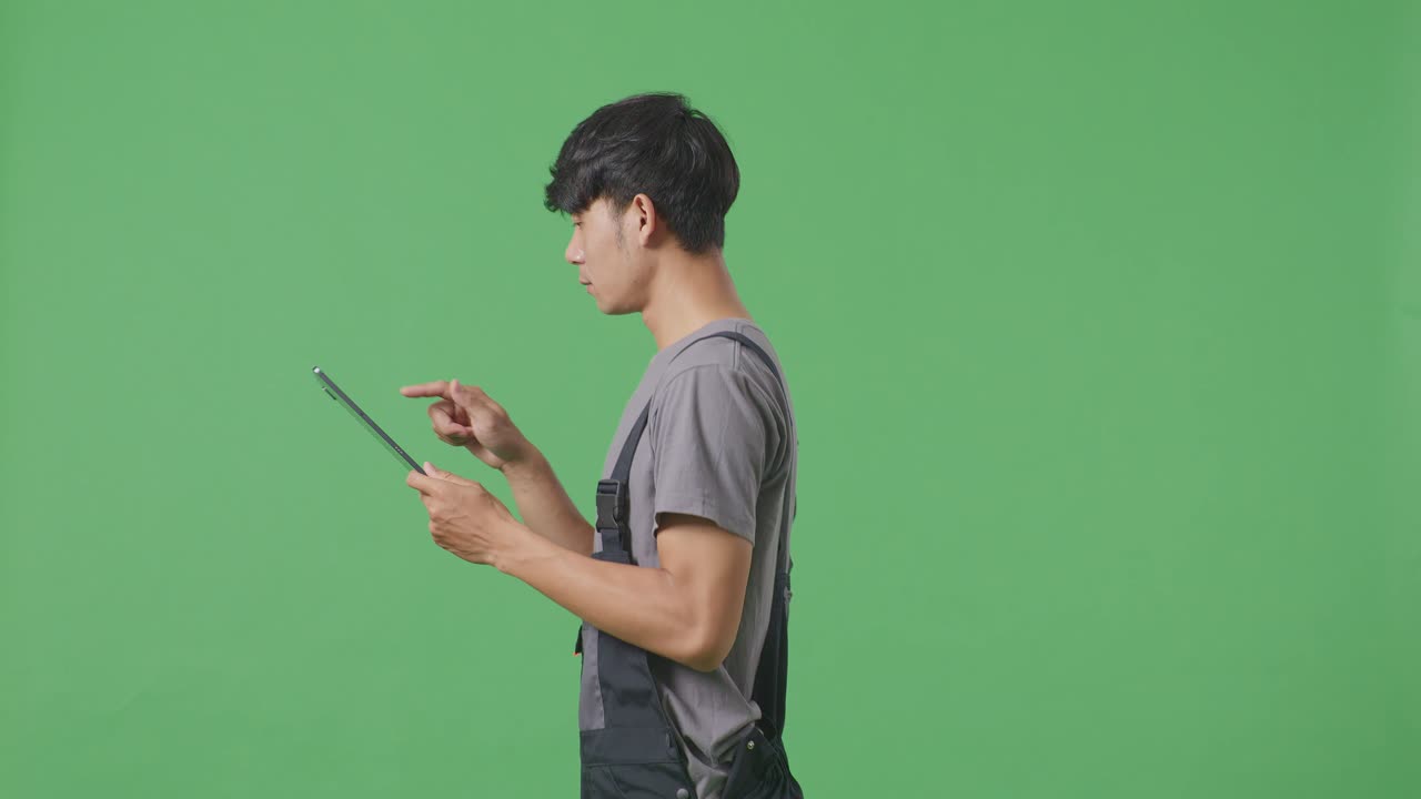 프로파일 뷰에서 태블릿을 사용하는 사람