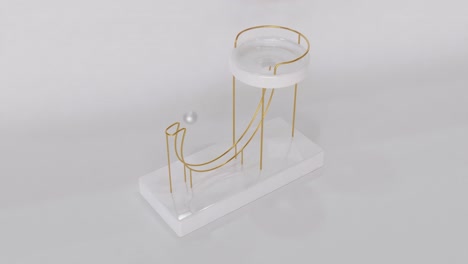 escultura abstracta blanca y dorada