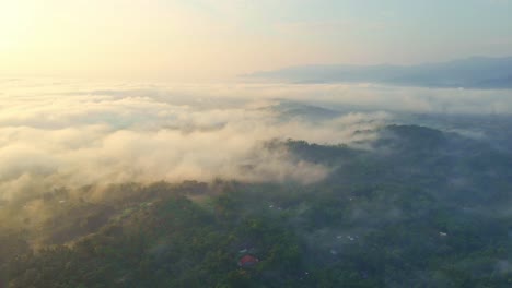 Horizonte-Interminable-De-Indonesia-Con-Montañas-Y-Niebla,-Vista-Aérea