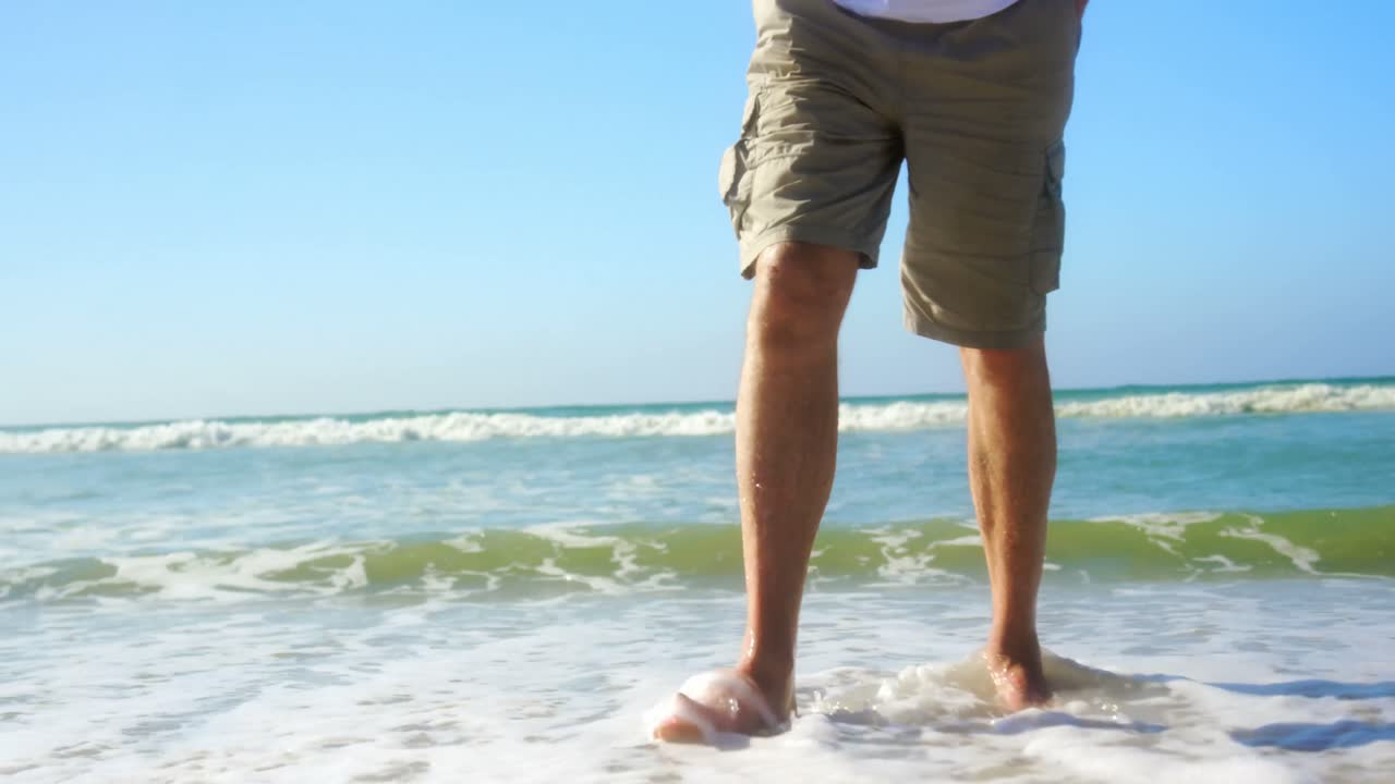 해변에서  ⁇ 는 활동적인 고령자의 낮은 섹션 4k