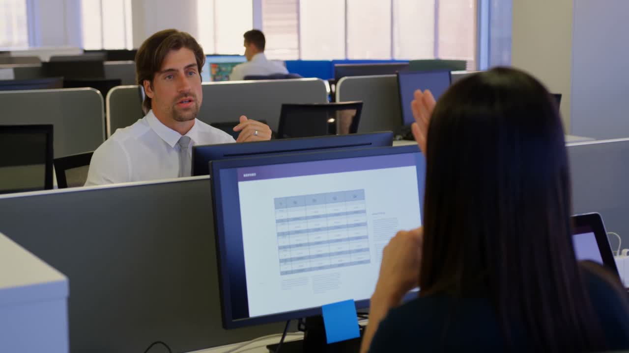 vista frontal de un joven ejecutivo caucásico hablando con una ejecutiva en una oficina moderna 4k