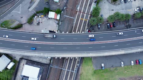 Drone-Vista-Aérea-Vista-Panorámica-Autos-Y-Camiones-En-El-Puente-Brian-Mcgowan-Estación-De-Tren-De-Gosford-Estacionamiento-Frente-Al-Mar-Viajes-Transporte-Costa-Central-Australia