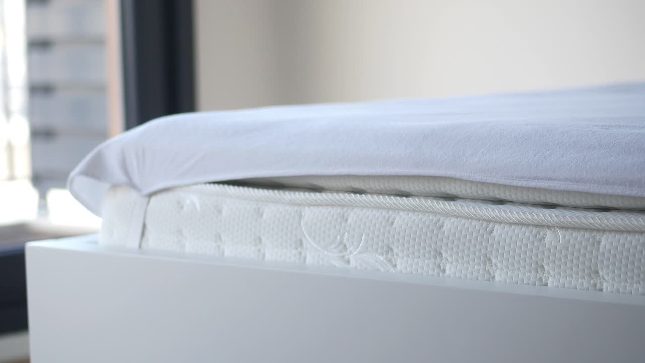 시트 와 함께  침대 의 근처