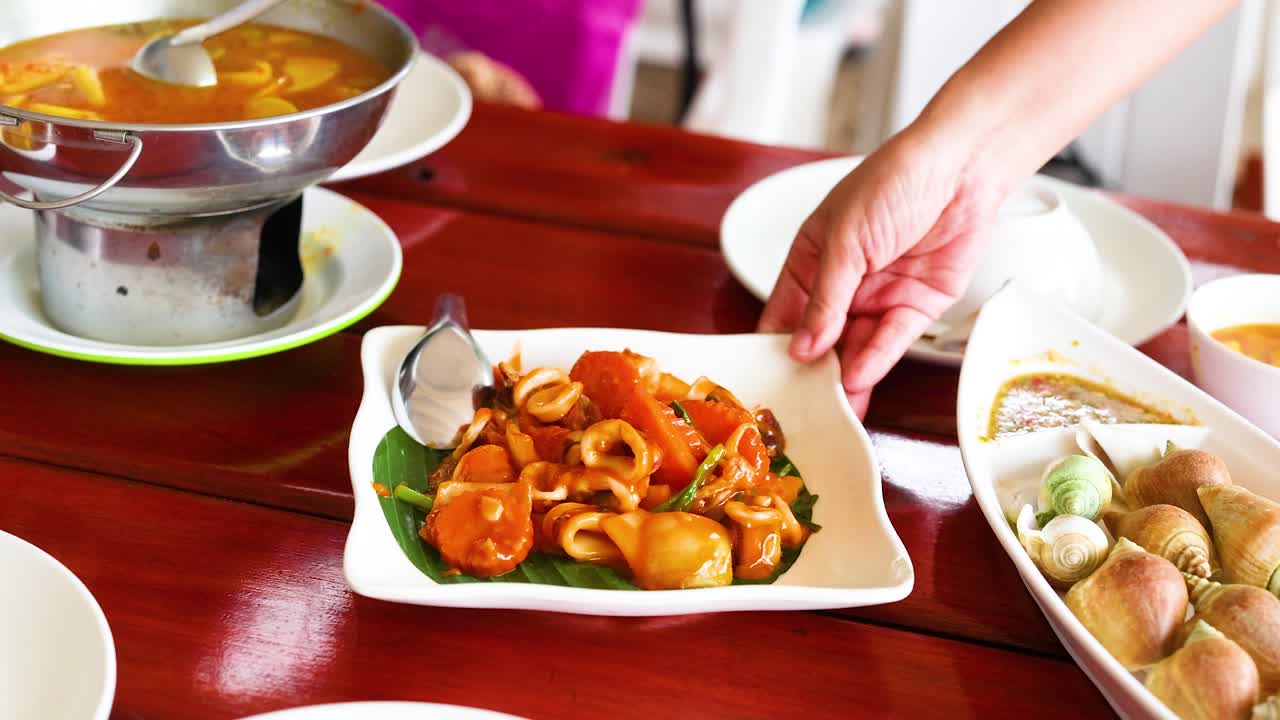 소금 달 요리 와 함께 긴 오징어 를 제공 하는 것