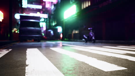 una imagen borrosa de una calle de la ciudad por la noche