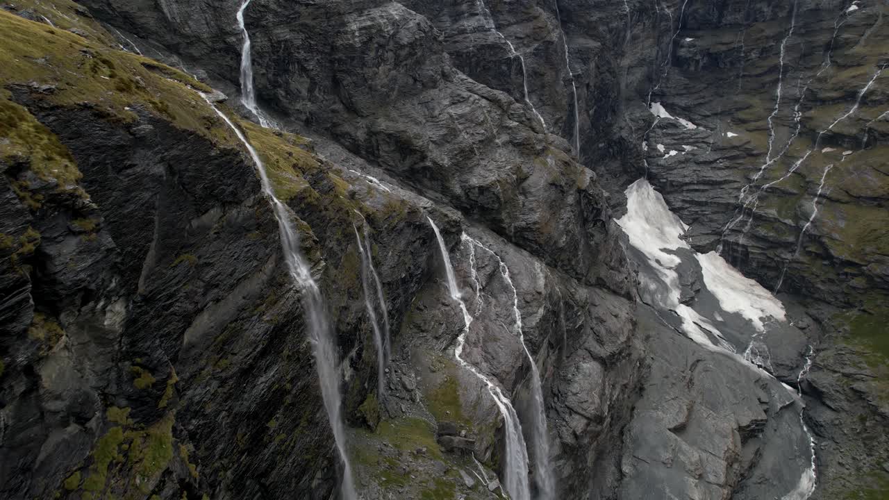 espectacular drone disparado sobre la pared de la cascada