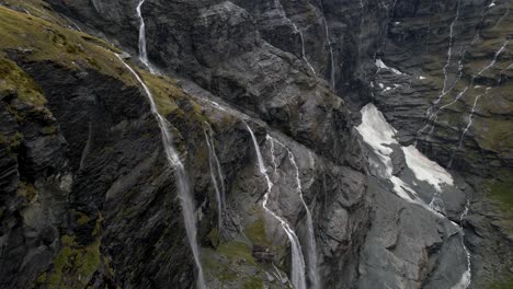 Espectacular-Disparo-De-Dron-Sobre-La-Pared-De-La-Cascada