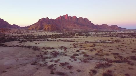 Vista-Aérea-over-rugged-desert-landscape-of-Spitzkoppe-Namibia-Africa