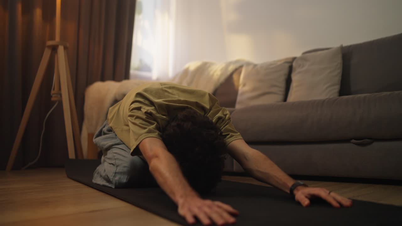 집에서 푸시업을 하는 남자