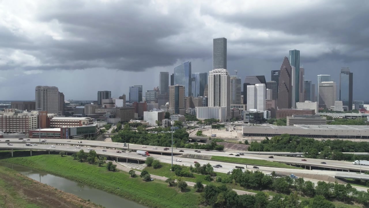Este vídeo apresenta uma vista aérea do horizonte do centro de Houston. Filmado em 4K para a melhor qualidade de imagem.