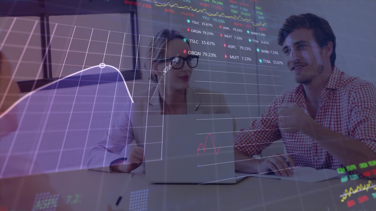 animación de procesamiento de datos y diagramas sobre hombres de negocios caucásicos discutiendo el trabajo
