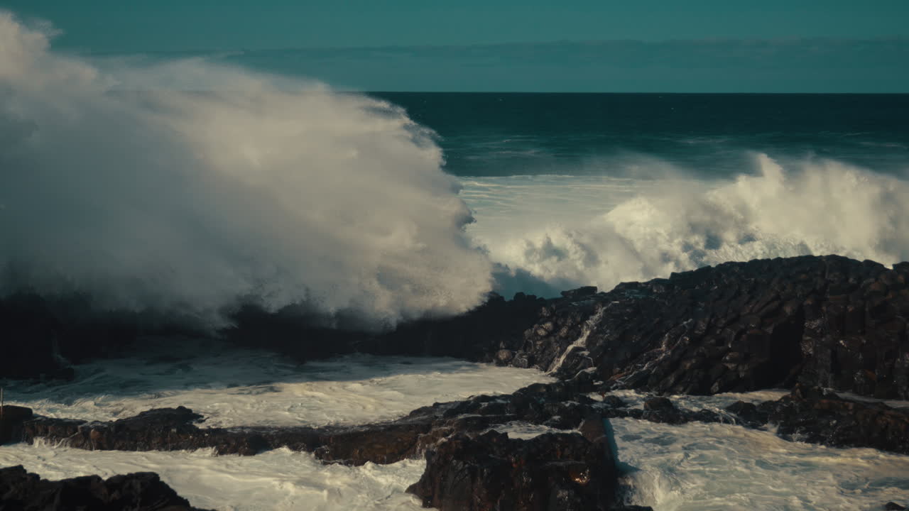 fuertes olas chocando contra las rocas