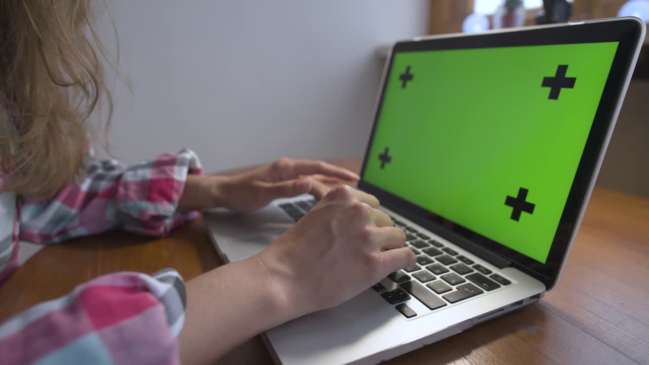 mujer usando portátil con pantalla verde. negocio, comunicación, freelance y concepto de internet. trabajando en un portátil en casa