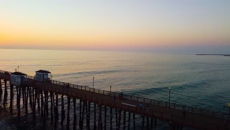 muelle de california junto al mar al atardecer