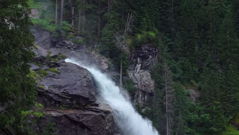 haciendo su camino entre las rocas el agua fluye rápidamente por una cascada