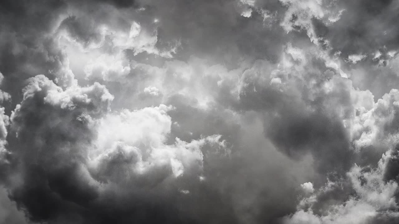 nube cumulonimbus 4k en un cielo azul claro, punto de vista
