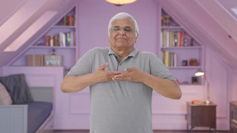 anciano indio relajado haciendo ejercicio de respirar y respirar