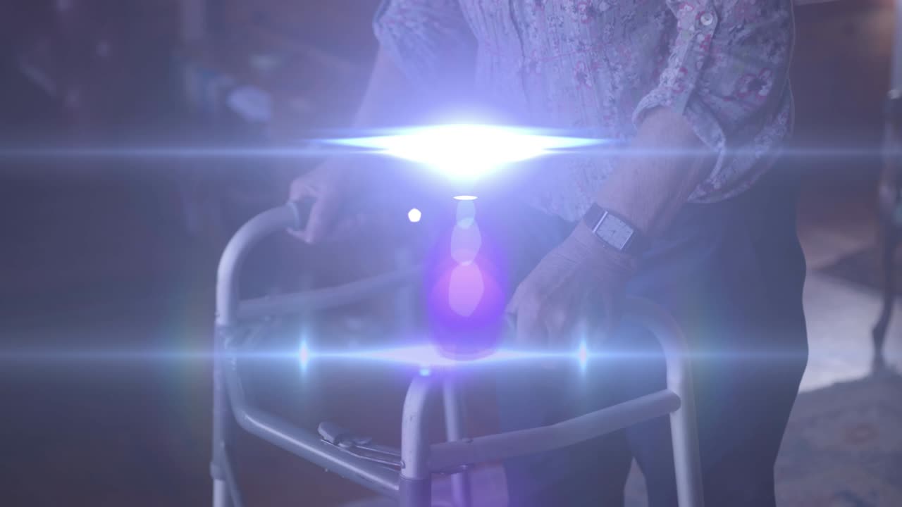 animación de la luz que se mueve sobre la sección media de una mujer caucásica mayor usando un marco para caminar