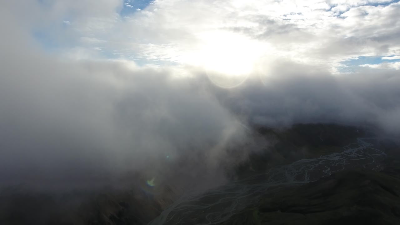 drones aéreos disparados sobre el paisaje de landmannalaugar. día nublado. timelapse islandia