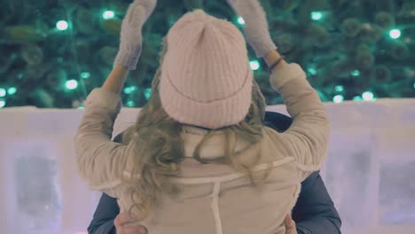Bewegung-Um-Ein-Schönes-Paar,-Das-Sich-Am-Weihnachtsbaum-Küsst