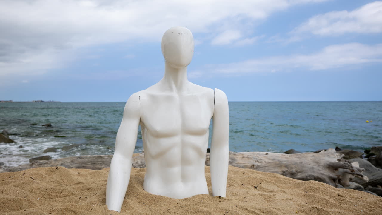 maniquí en una playa