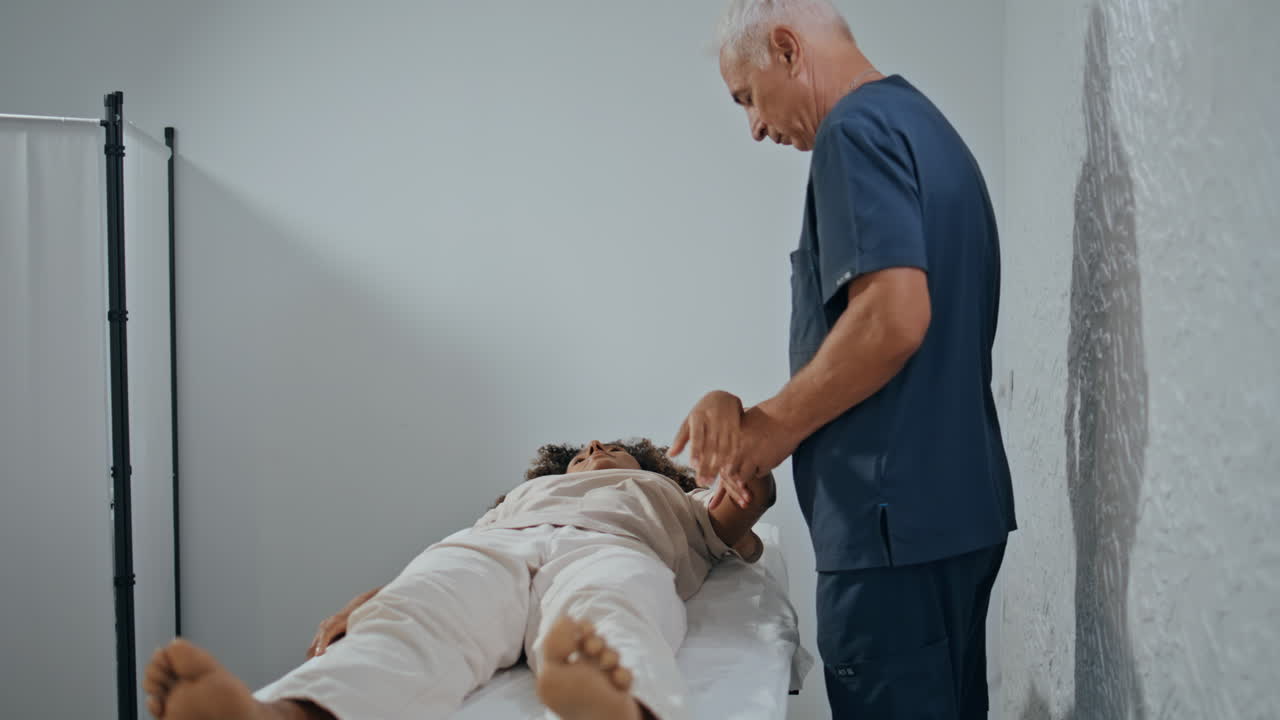 masajista haciendo fisioterapia en la clínica de salud. manipulación de prevención de traumas