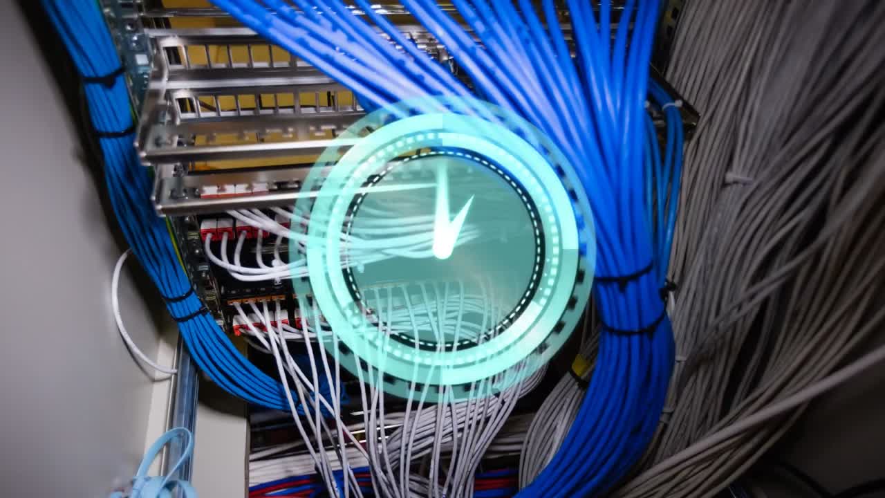 animación del reloj moviéndose sobre la sala del servidor