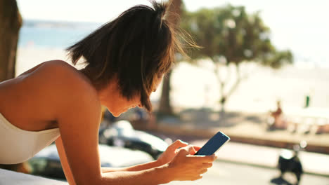 Frau-Benutzt-Mobiltelefon-Auf-Dem-Balkon-4k