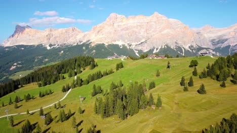 estación de teleférico de pralongia con vistas a la cordillera de los dolomitas en el noreste de italia