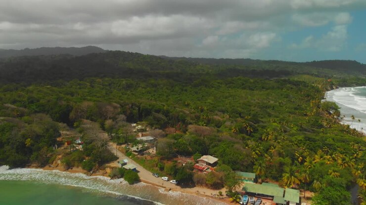 Panoramica aerea che rivela l'Oceano Atlantico dalla Baia di Balandra a Trinidad e Tobago