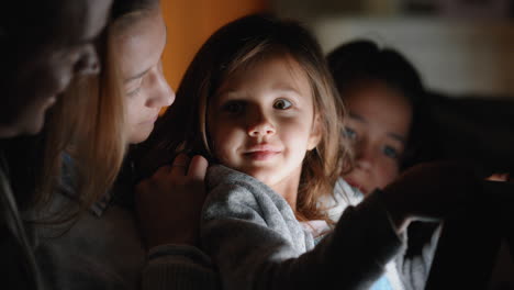 Familie-Nutzt-Tablet-Computer,-Mutter-Und-Vater-Schauen-Sich-Unterhaltung-Mit-Kindern-Auf-Touchscreen-Technologie-An-Und-Genießen-Die-Entspannung-Mit-Kindern-Vor-Dem-Schlafengehen-In-4K