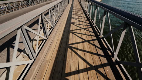 vista en primera persona de la sección peatonal del puente sobre el río estocolmo suecia pov video