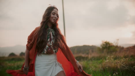 mujer sonriente caminando contra una puesta de sol