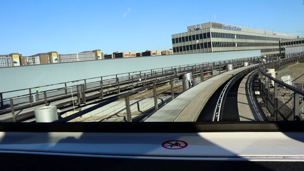 프론트 윈도우를 통해 촬영된 기차 움직임