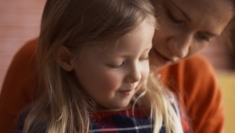 retrato de una niña comiendo galletas en casa con su madre