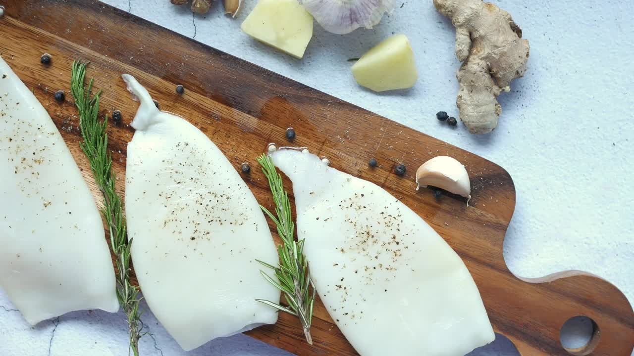 Preparazione di calamari crudi con ingredienti freschi