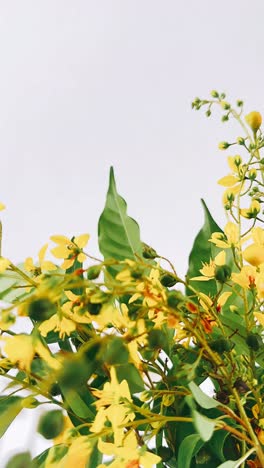 primer plano de un hermoso ramo de flores amarillas y hojas verdes